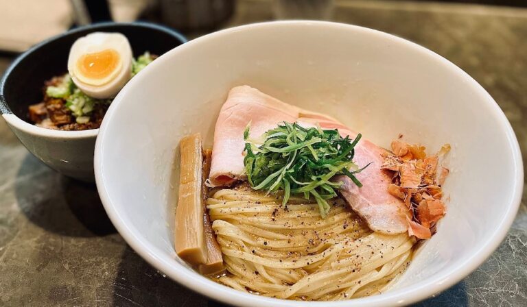 RAMEN ROOM 18 (ラーメン ルーム ワンエイト)