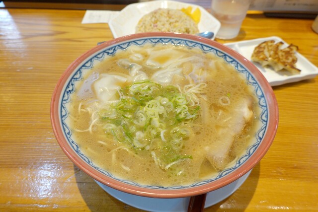 Ganso Akanoren Setchan Ramen Tenjin Honten (元祖赤のれん 節ちゃんラーメン 天神本店)