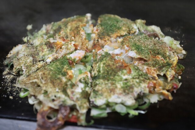 Negiyaki on a hot griddle at Gion Negiyaki Kana Higashi-ten