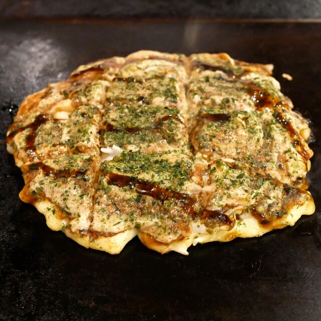 Sliced okonomiyaki topped with seaweed at Zuboratei