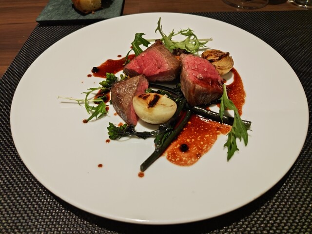 Sliced steak with grilled vegetables at L'atelier Izumi