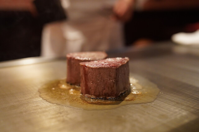 Steak cooking on a teppan at Ginza Gomei