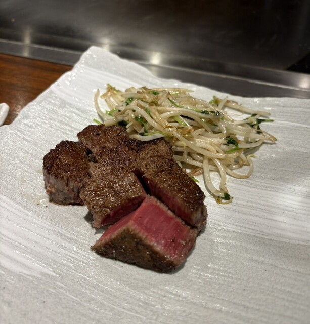 Sliced steak with bean sprouts at Shirakawa, Mito