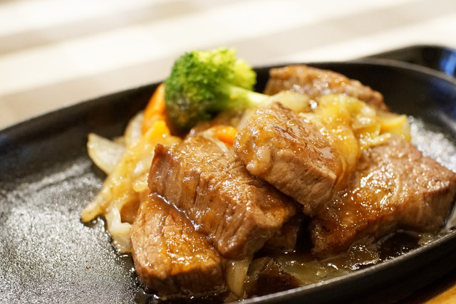 Diced steak with vegetables at Steak House Juraku, Honten