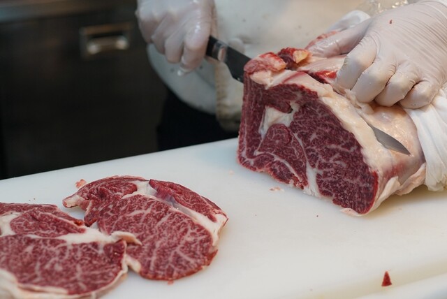Beef being prepared by the chef at Kuishinbo Yamanaka