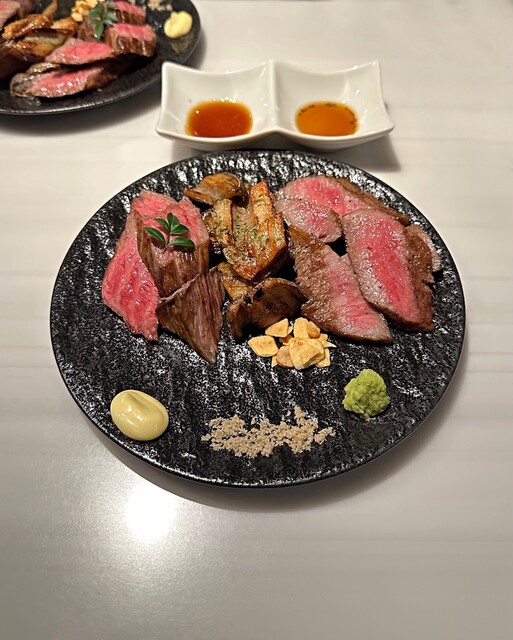 Assorted sliced steak with condiments at Teppanyaki Akatsuki