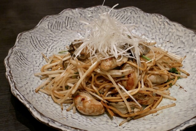 Stir-fried noodles with garnish at Jibundoki